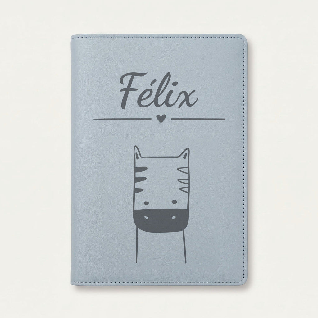 Protège carnet de santé bébé personnalisé – Zèbre — Bleu nuage — gravure « Félix »
