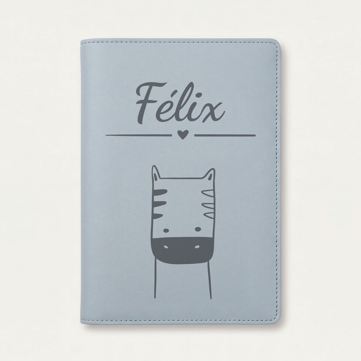 Protège carnet de santé bébé personnalisé – Zèbre — Bleu nuage — gravure « Félix »