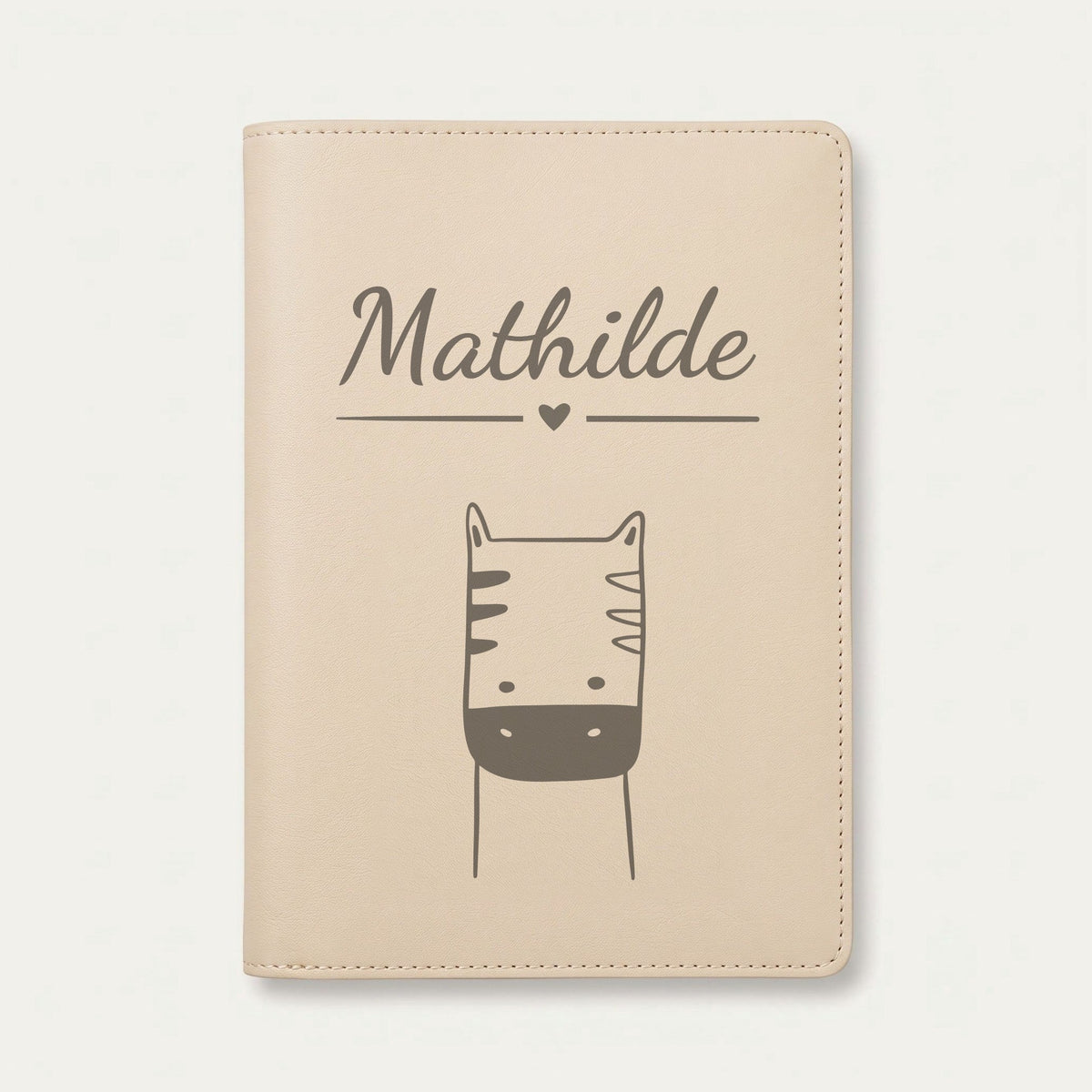 Protège carnet de santé bébé personnalisé – Zèbre — Crème vanille — gravure « Mathilde »