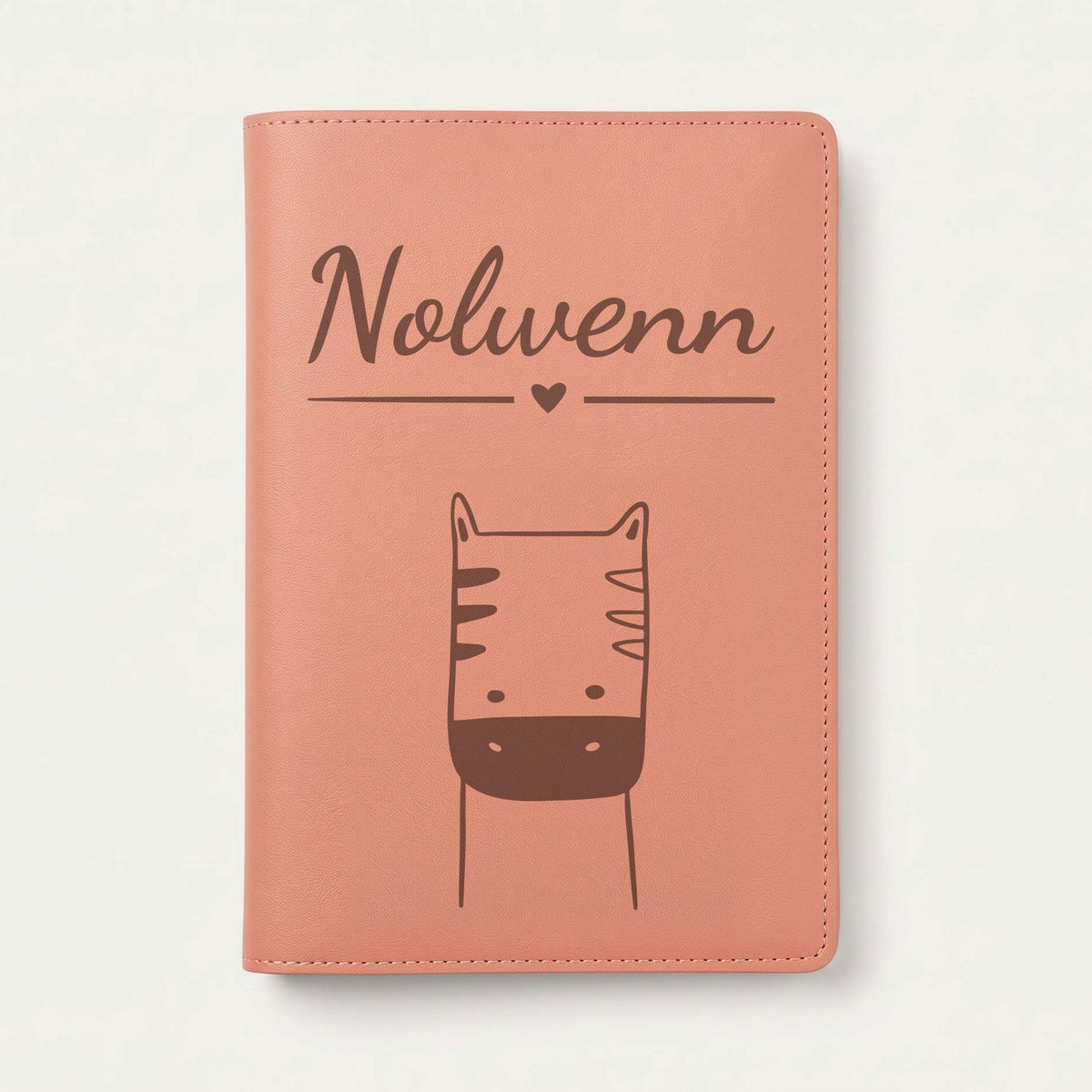 Protège carnet de santé bébé personnalisé – Zèbre — Terracotta — gravure « Nolwenn »
