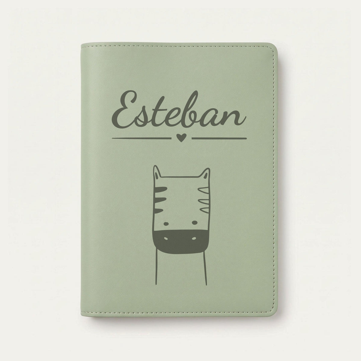 Protège carnet de santé bébé personnalisé – Zèbre — Vert sauge — gravure « Esteban »