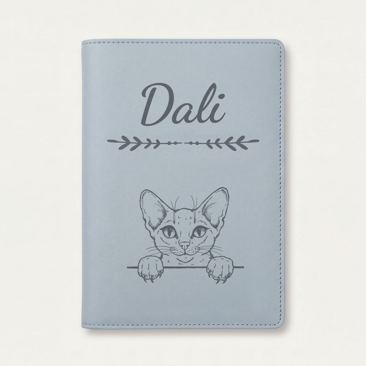 Protège carnet de santé chat personnalisé – Abyssin — Bleu nuage — Flèche — gravure « Dali »