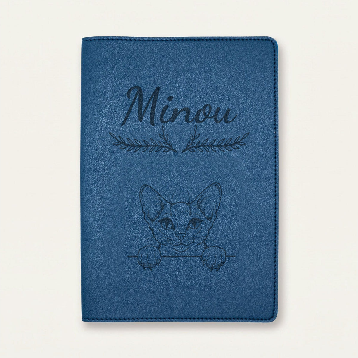 Protège carnet de santé chat personnalisé – Abyssin — Bleu nuit — Bouquet — gravure « Minou »
