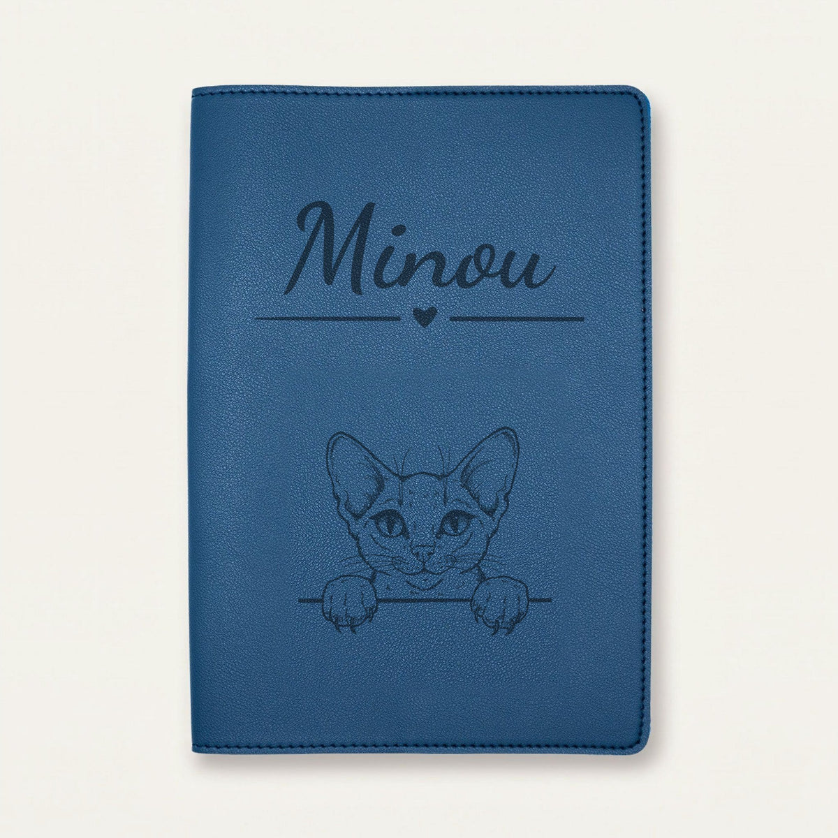 Protège carnet de santé chat personnalisé – Abyssin — Bleu nuit — Cœur — gravure « Minou »