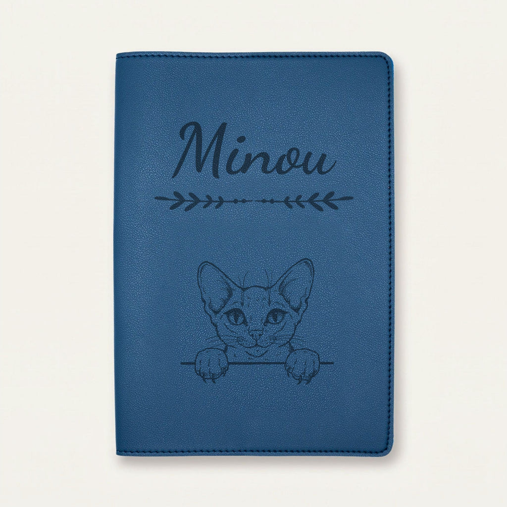 Protège carnet de santé chat personnalisé – Abyssin — Bleu nuit — Flèche — gravure « Minou »