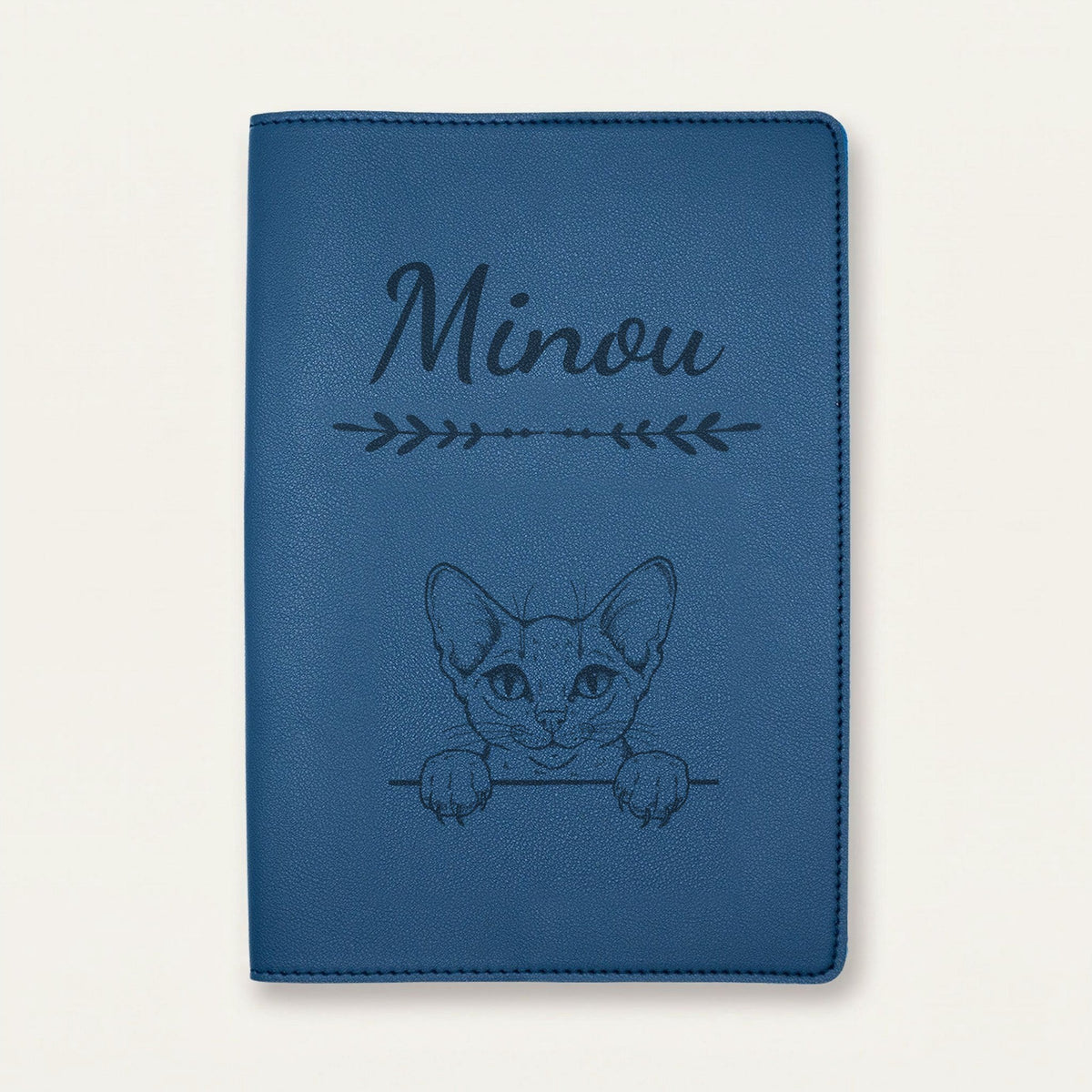 Protège carnet de santé chat personnalisé – Abyssin — Bleu nuit — Flèche — gravure « Minou »