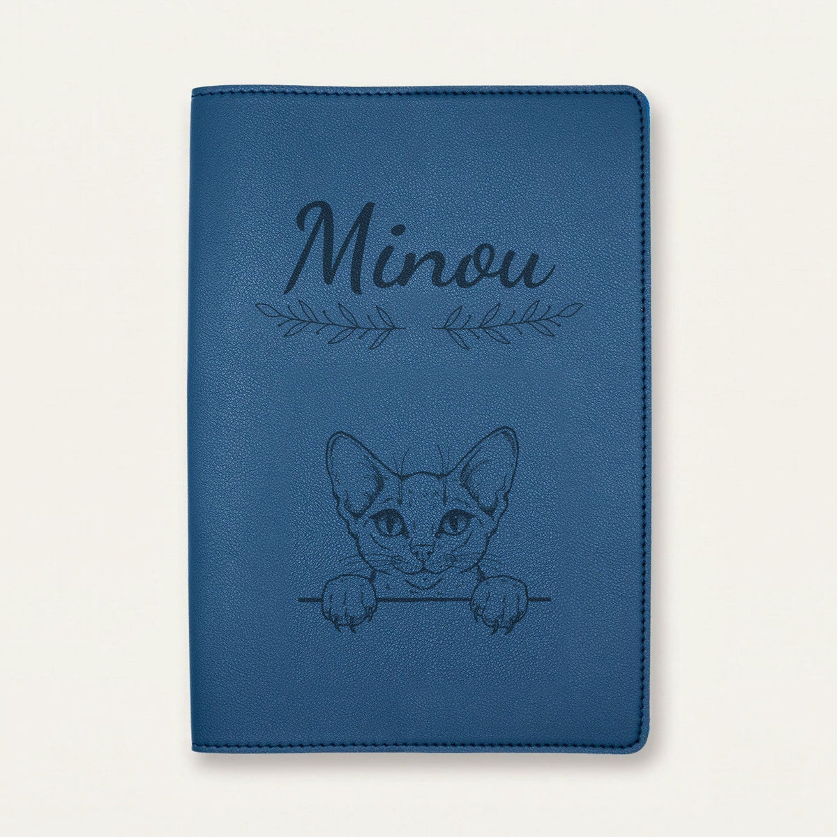 Protège carnet de santé chat personnalisé – Abyssin — Bleu nuit — Rameaux — gravure « Minou »