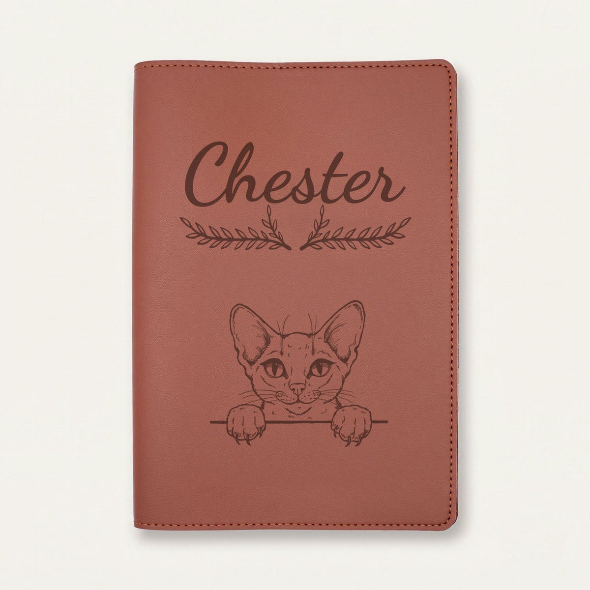 Protège carnet de santé chat personnalisé – Abyssin — Chocolat — Bouquet — gravure « Chester »