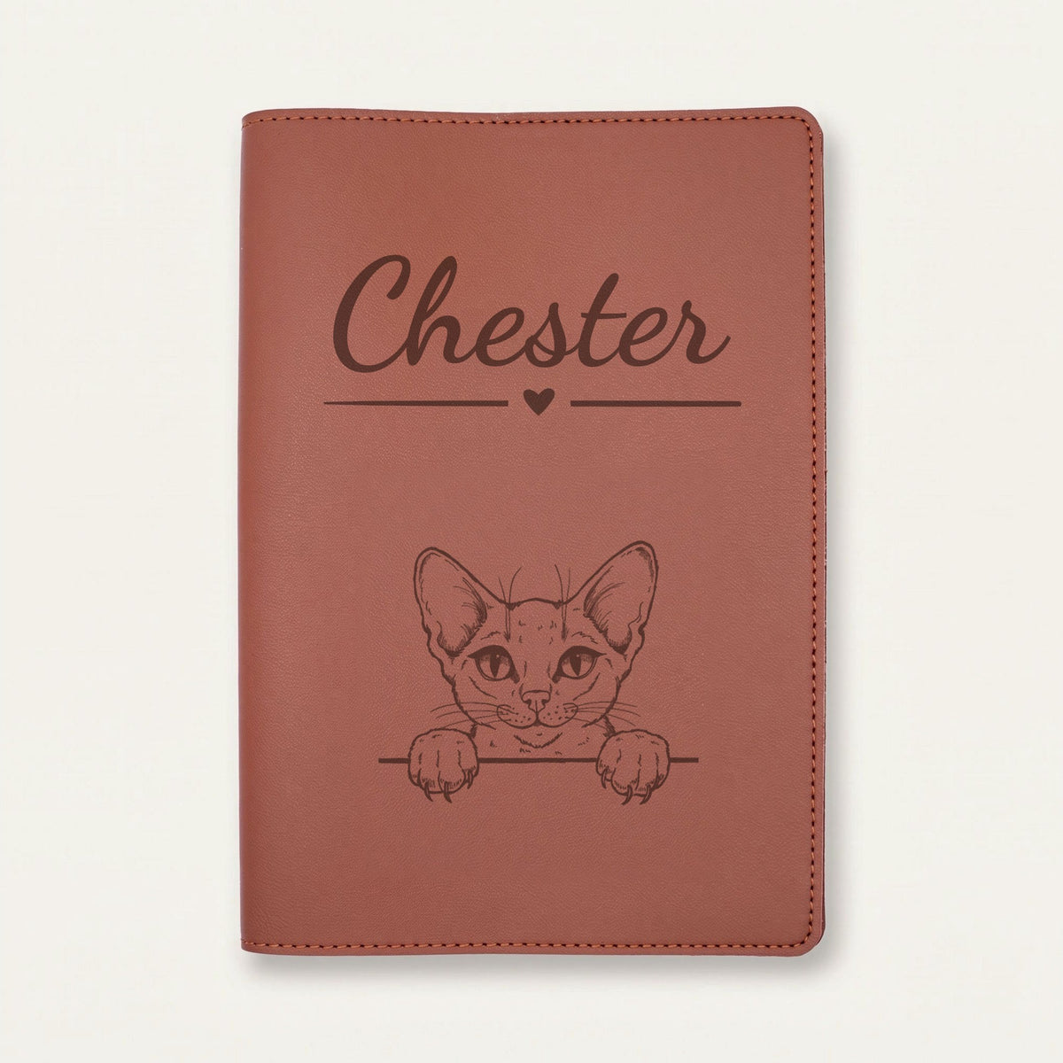 Protège carnet de santé chat personnalisé – Abyssin — Chocolat — Cœur — gravure « Chester »