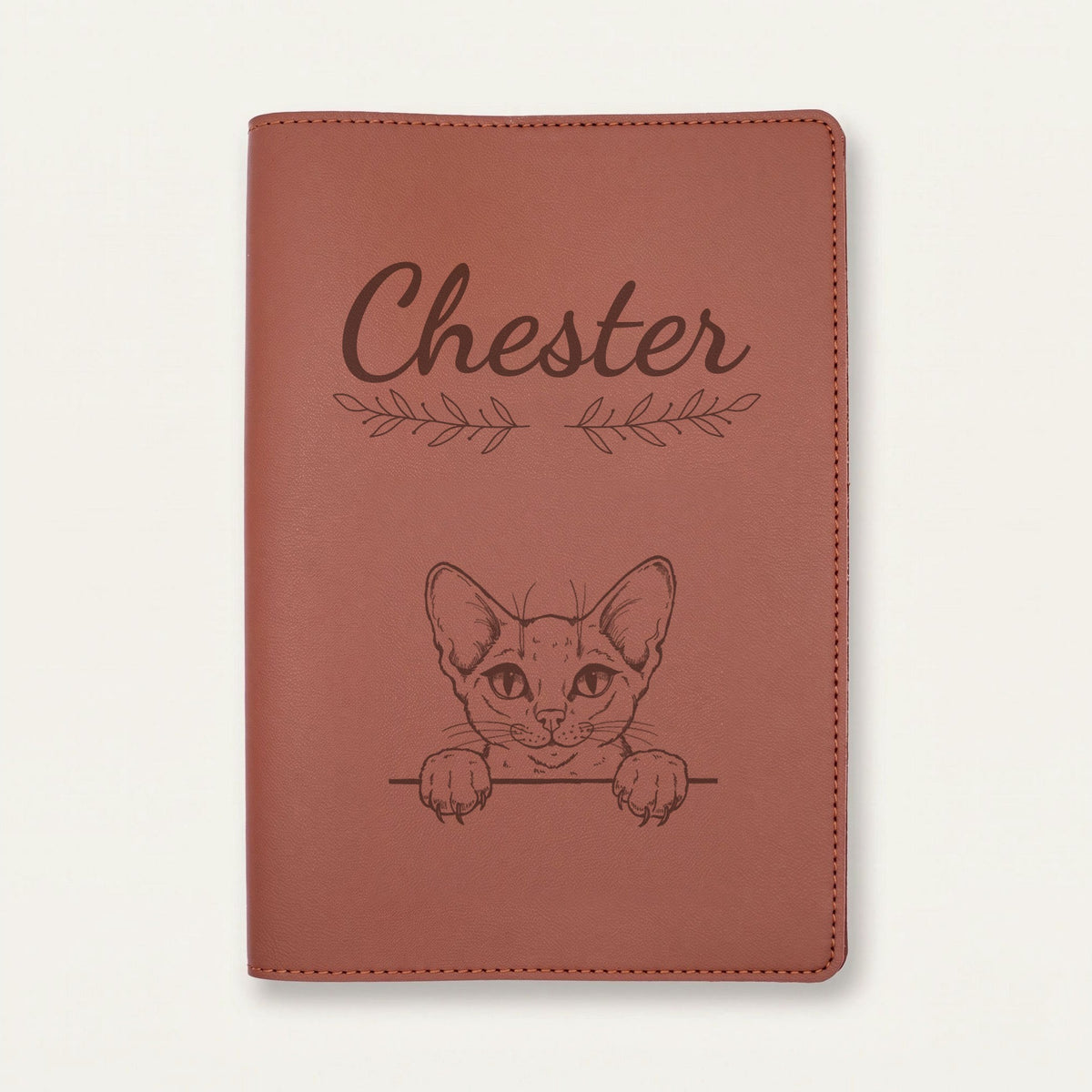 Protège carnet de santé chat personnalisé – Abyssin — Chocolat — Rameaux — gravure « Chester »