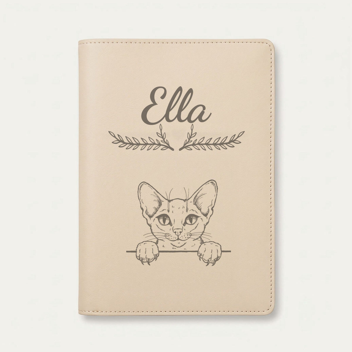Protège carnet de santé chat personnalisé – Abyssin — Crème vanille — Bouquet — gravure « Ella »