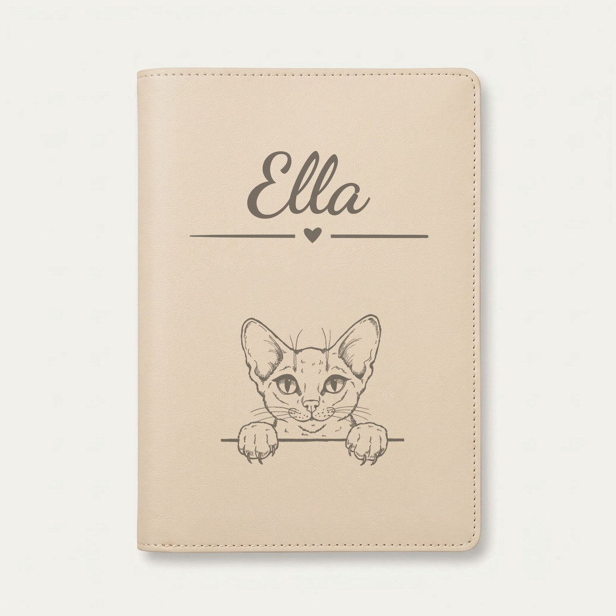 Protège carnet de santé chat personnalisé – Abyssin — Crème vanille — Cœur — gravure « Ella »