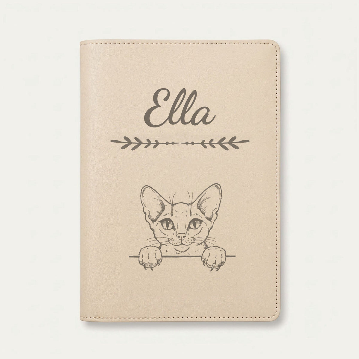 Protège carnet de santé chat personnalisé – Abyssin — Crème vanille — Flèche — gravure « Ella »
