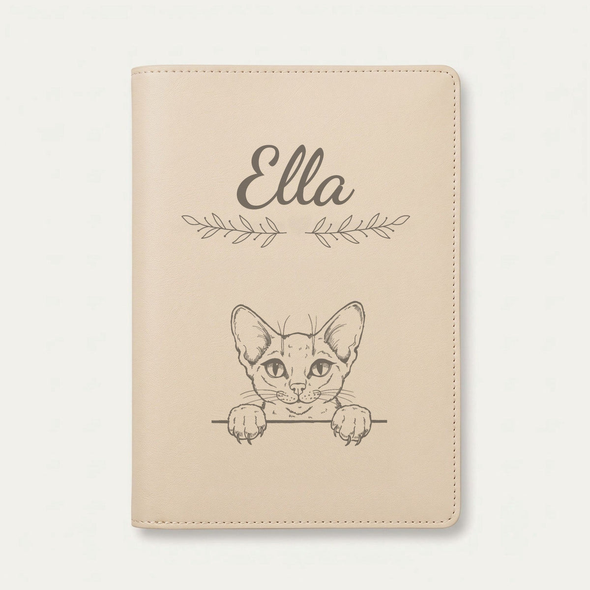 Protège carnet de santé chat personnalisé – Abyssin — Crème vanille — Rameaux — gravure « Ella »