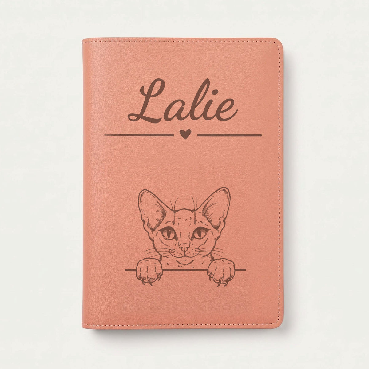 Protège carnet de santé chat personnalisé – Abyssin — Terracotta — Cœur — gravure « Lalie »