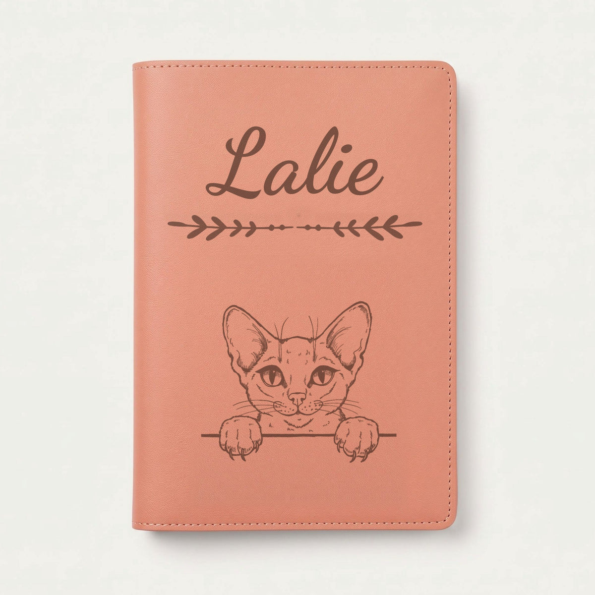 Protège carnet de santé chat personnalisé – Abyssin — Terracotta — Flèche — gravure « Lalie »