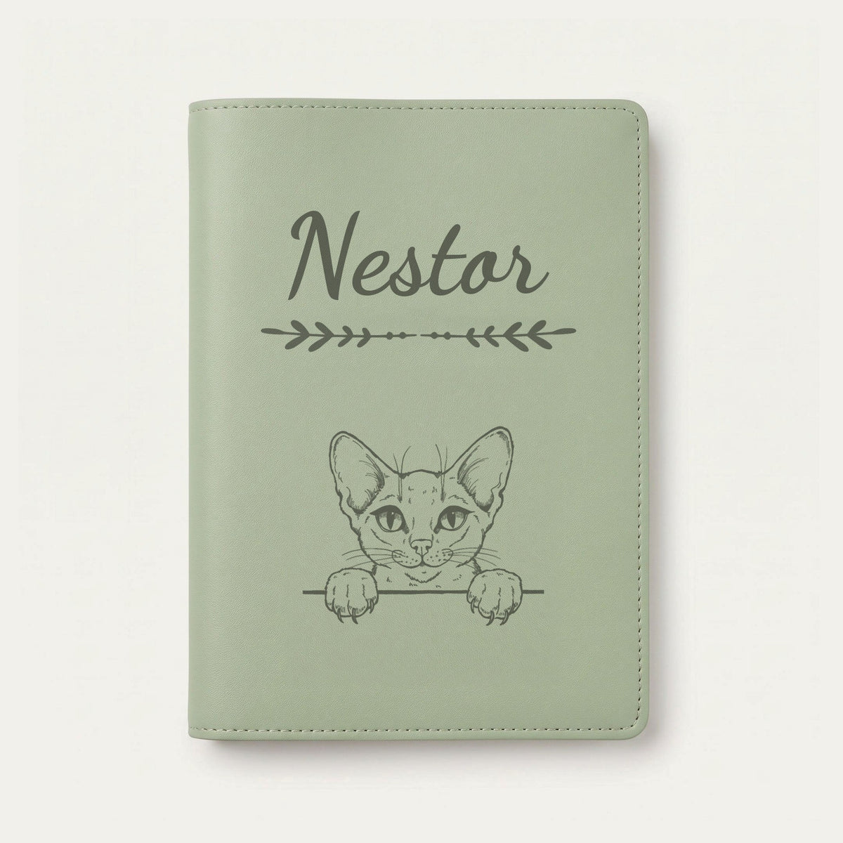 Protège carnet de santé chat personnalisé – Abyssin — Vert sauge — Flèche — gravure « Nestor »
