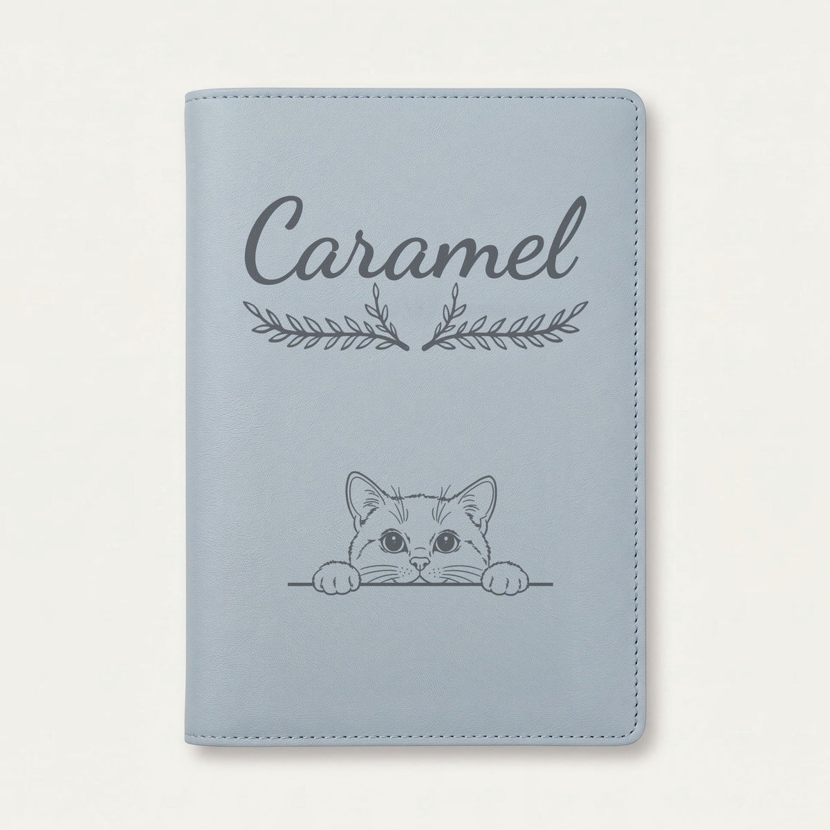 Protège carnet de santé chat personnalisé – Blanc — Bleu nuage — Bouquet — gravure « Caramel »