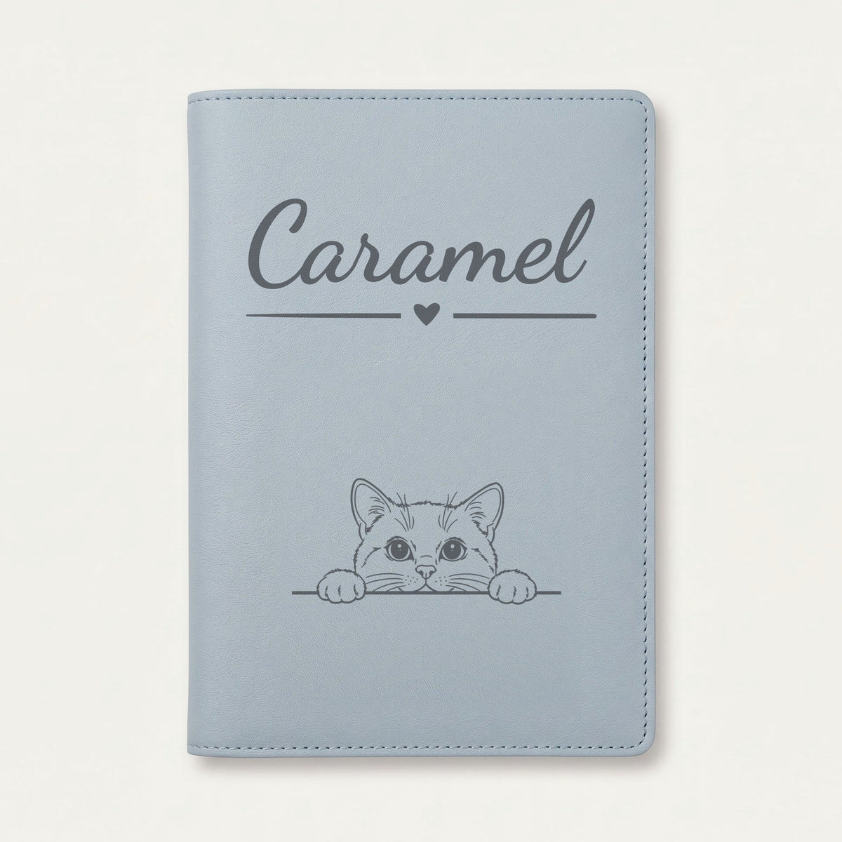 Protège carnet de santé chat personnalisé – Blanc — Bleu nuage — Cœur — gravure « Caramel »