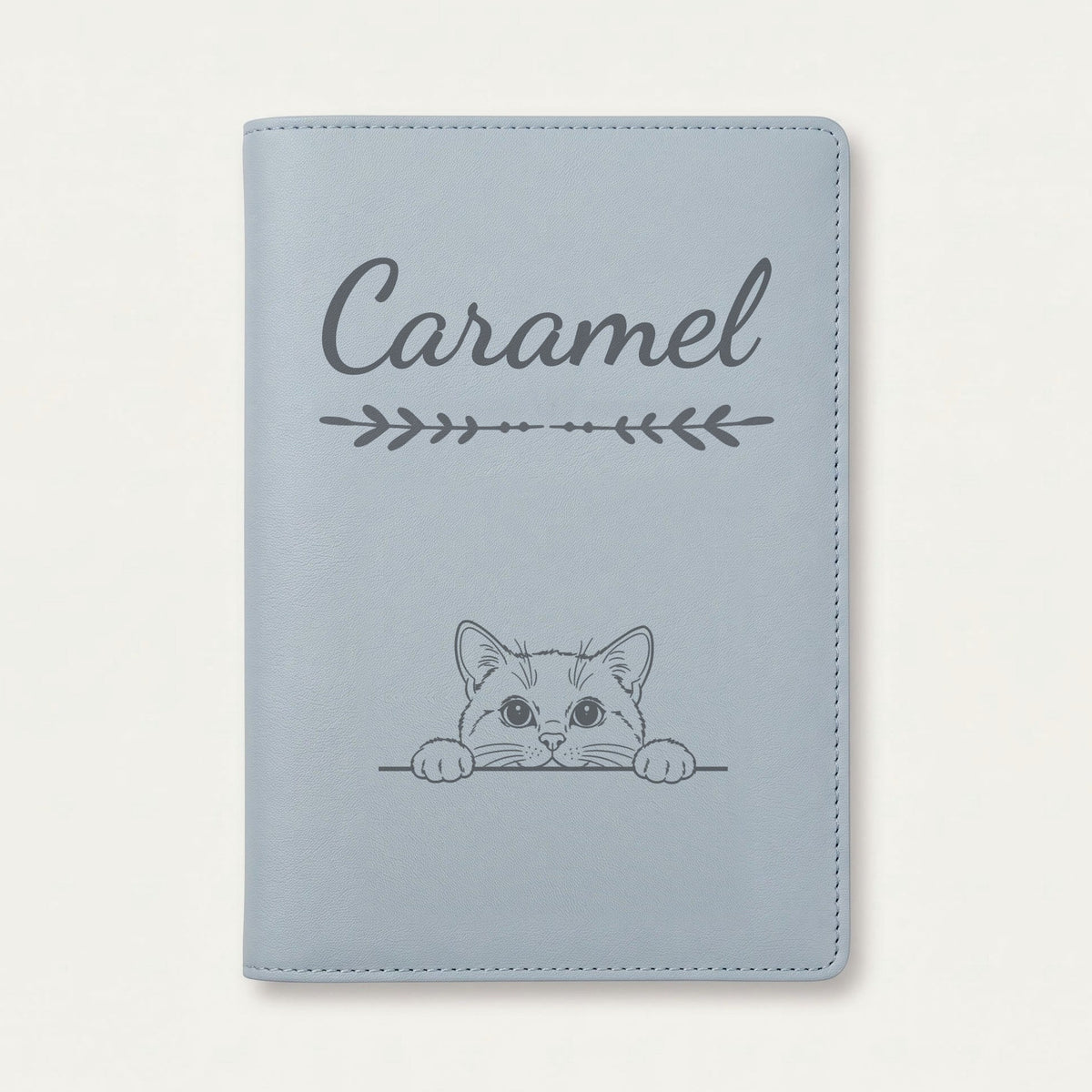 Protège carnet de santé chat personnalisé – Blanc — Bleu nuage — Flèche — gravure « Caramel »