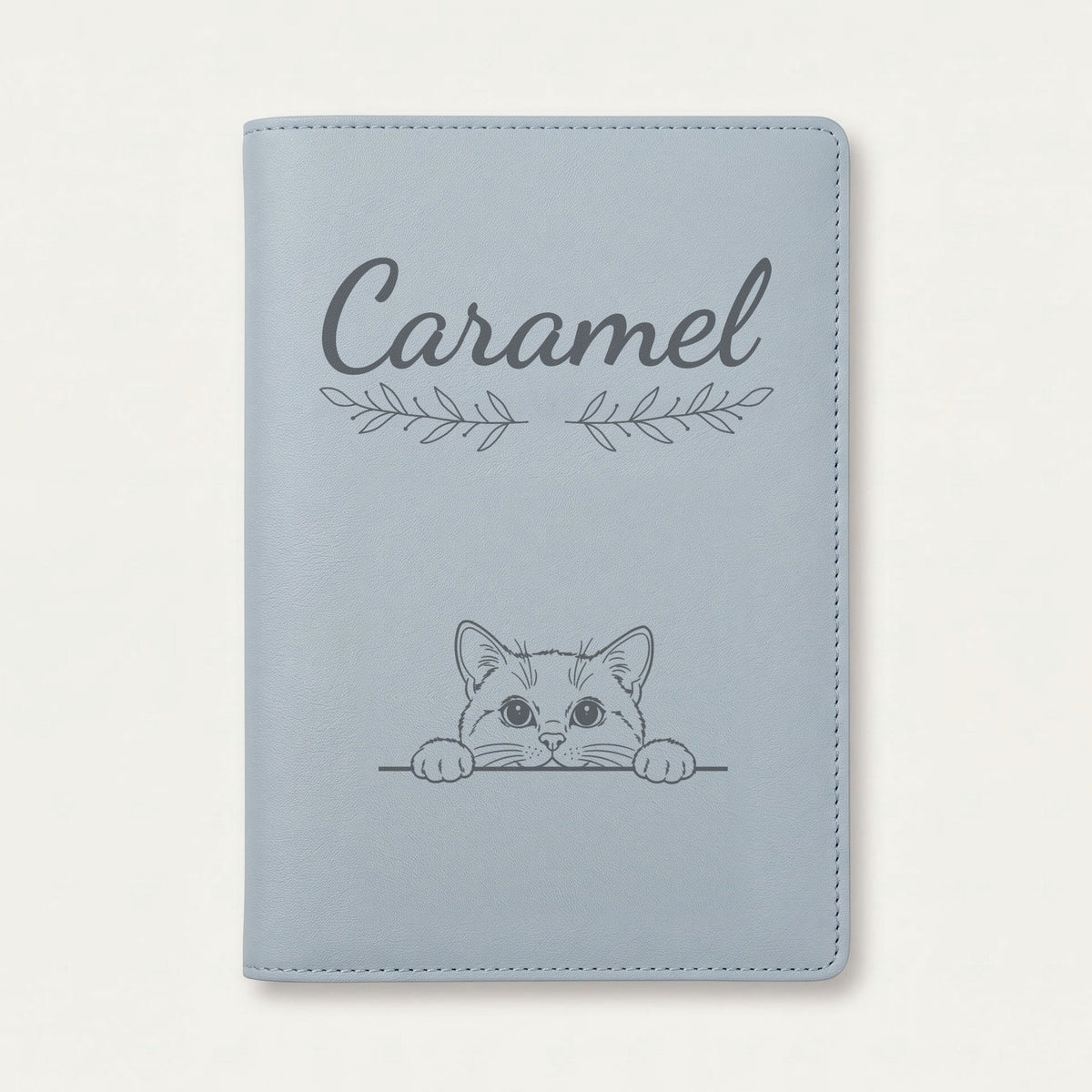 Protège carnet de santé chat personnalisé – Blanc — Bleu nuage — Rameaux — gravure « Caramel »