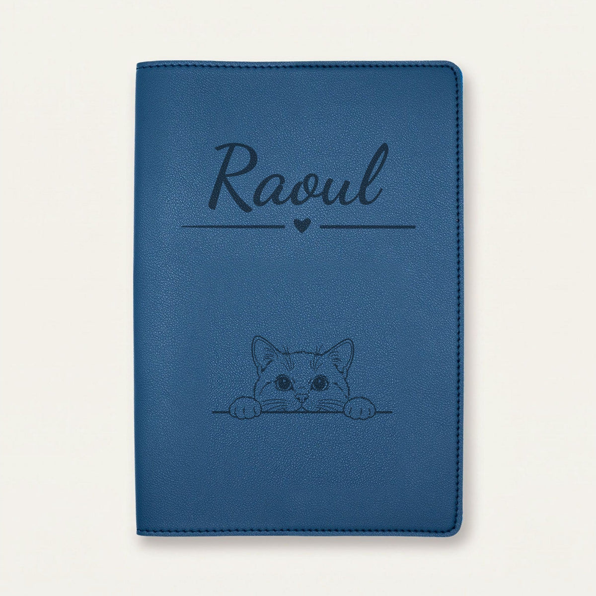 Protège carnet de santé chat personnalisé – Blanc — Bleu nuit — Cœur — gravure « Raoul »