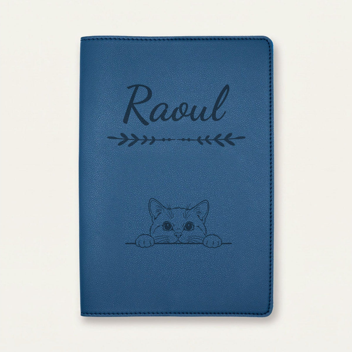 Protège carnet de santé chat personnalisé – Blanc — Bleu nuit — Flèche — gravure « Raoul »