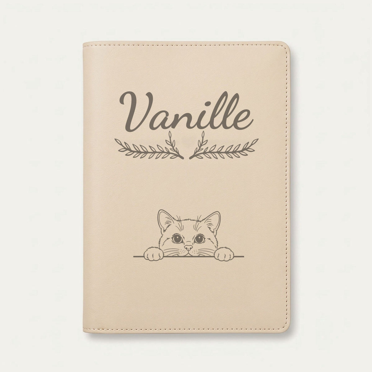 Protège carnet de santé chat personnalisé – Blanc — Crème vanille — Bouquet — gravure « Vanille »