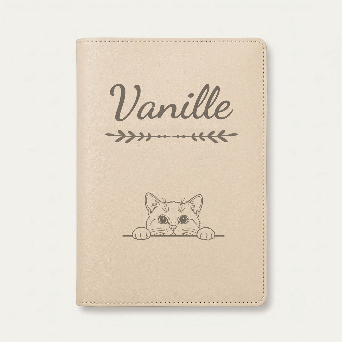 Protège carnet de santé chat personnalisé – Blanc — Crème vanille — Flèche — gravure « Vanille »