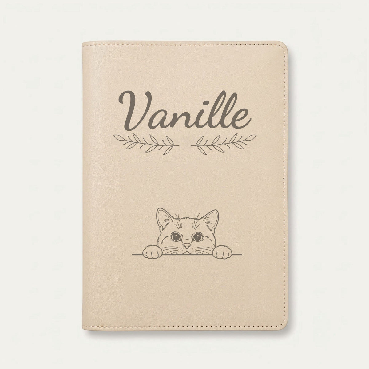Protège carnet de santé chat personnalisé – Blanc — Crème vanille — Rameaux — gravure « Vanille »