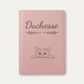 Protège carnet de santé chat personnalisé – Blanc — Rose dragée — Flèche — gravure « Duchesse »