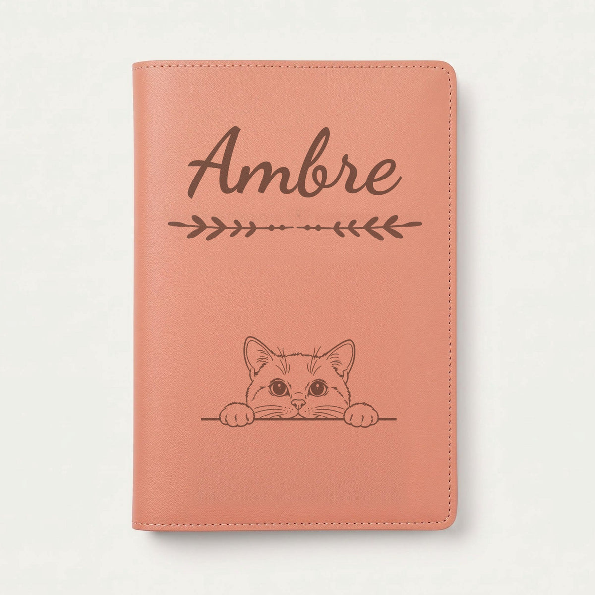 Protège carnet de santé chat personnalisé – Blanc — Terracotta — Flèche — gravure « Ambre »