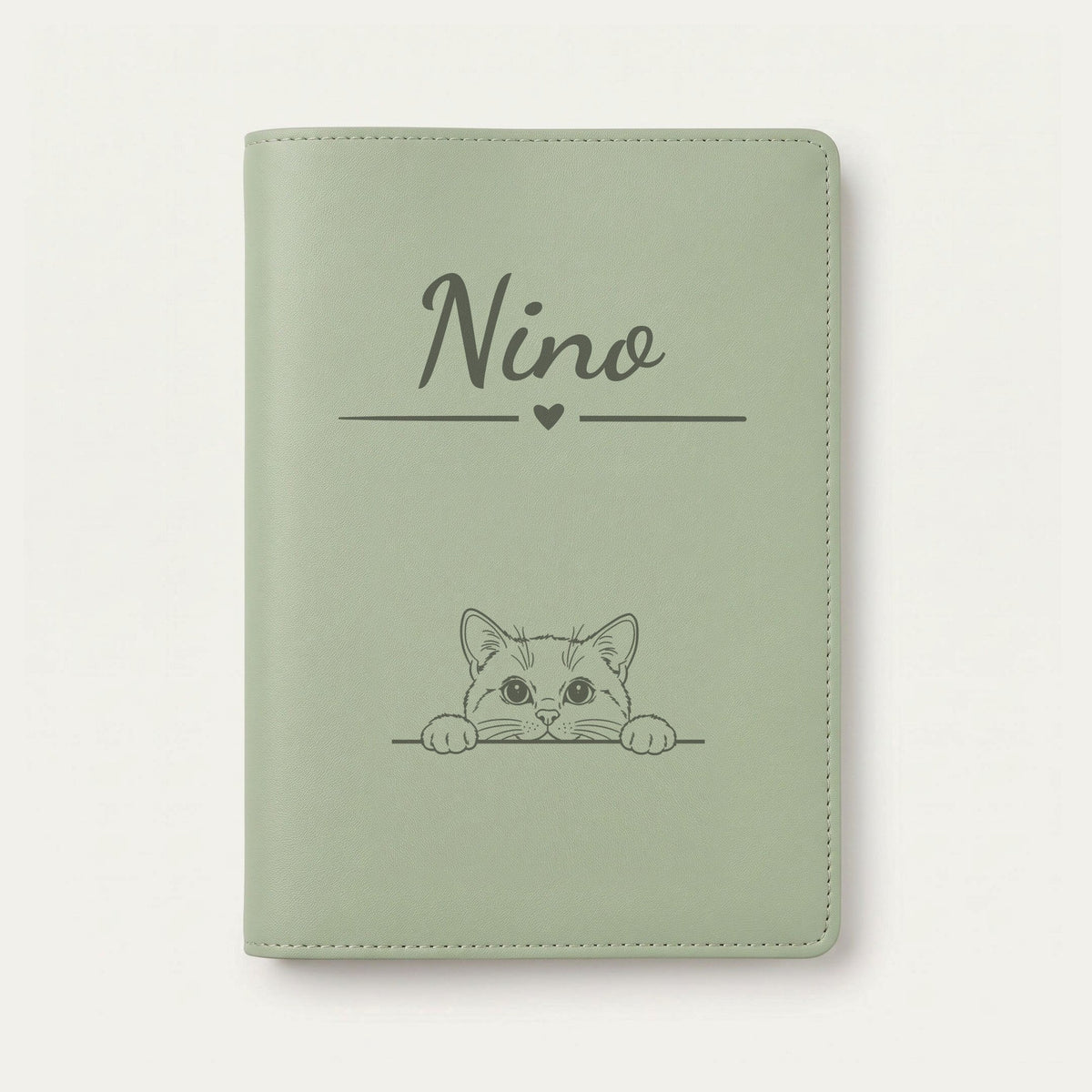 Protège carnet de santé chat personnalisé – Blanc — Vert sauge — Cœur — gravure « Nino »