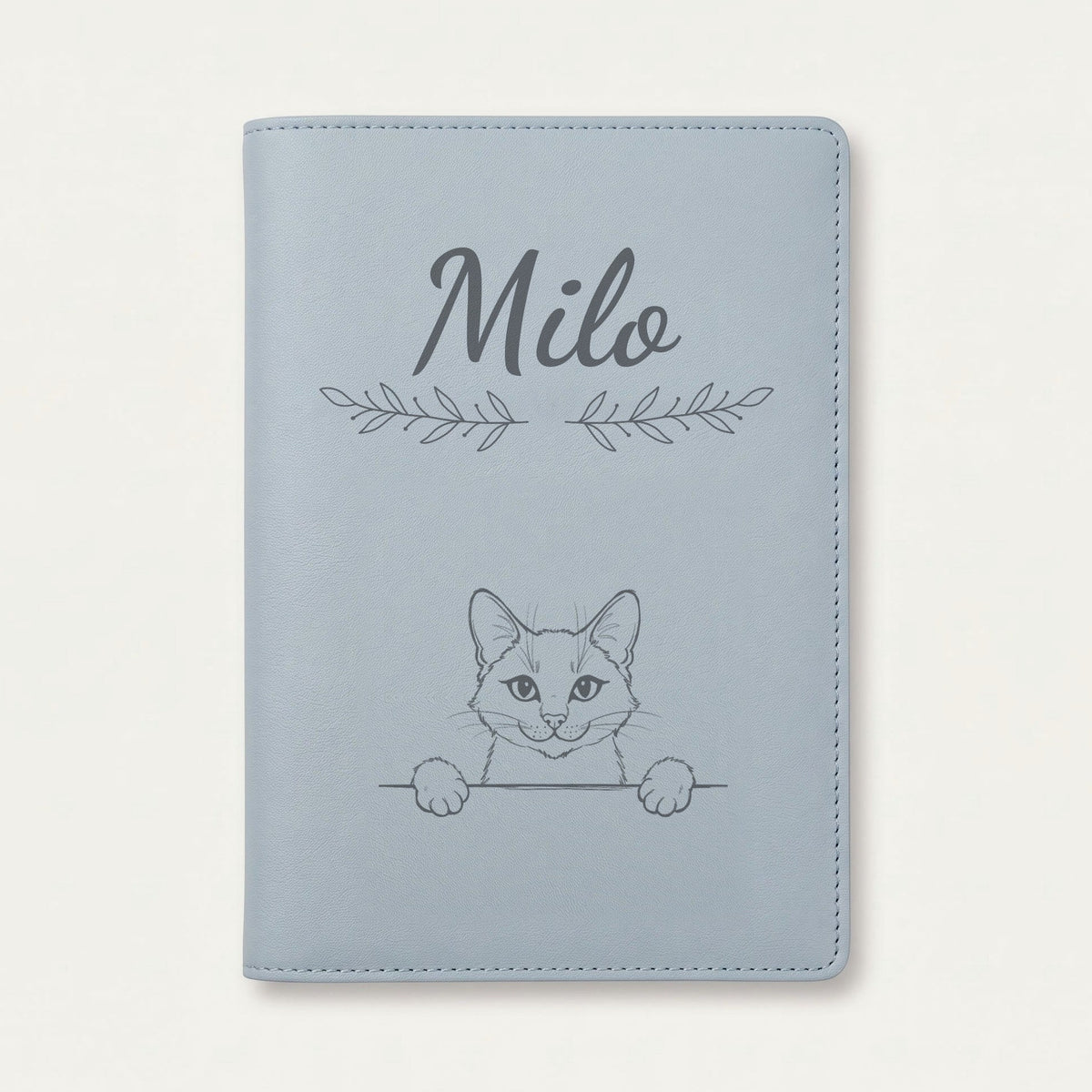 Protège carnet de santé chat personnalisé – Bleu russe — Bleu nuage — Rameaux — gravure « Milo »