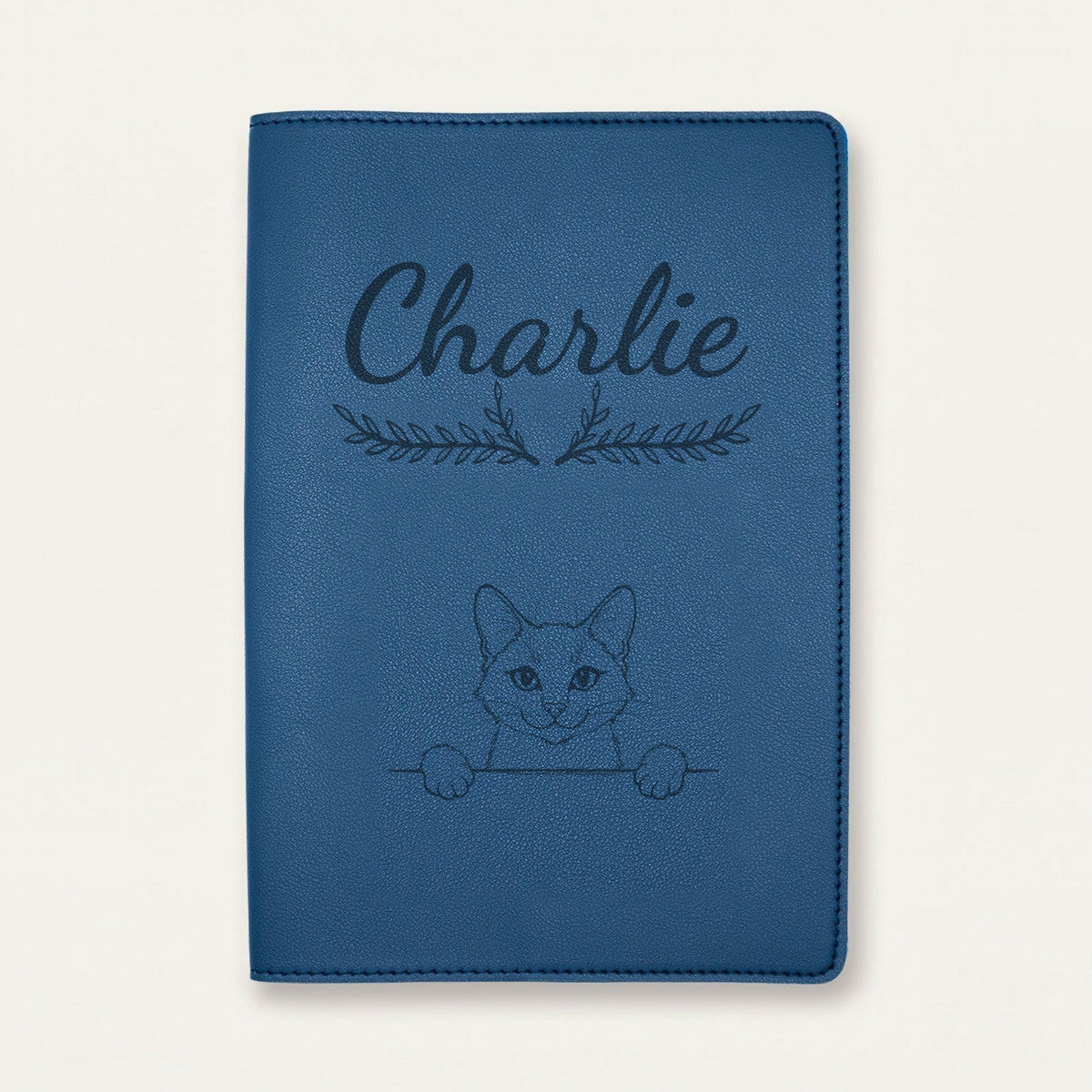 Protège carnet de santé chat personnalisé – Bleu russe — Bleu nuit — Bouquet — gravure « Charlie »