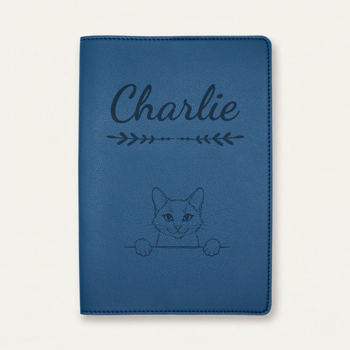Protège carnet de santé chat personnalisé – Bleu russe — Bleu nuit — Flèche — gravure « Charlie »