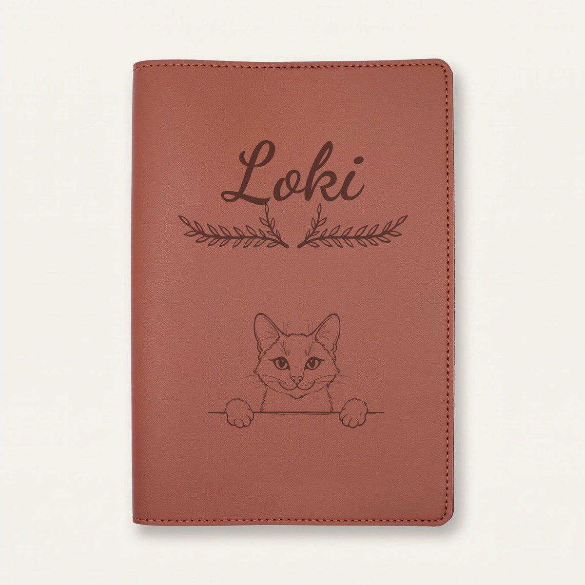 Protège carnet de santé chat personnalisé – Bleu russe — Chocolat — Bouquet — gravure « Loki »