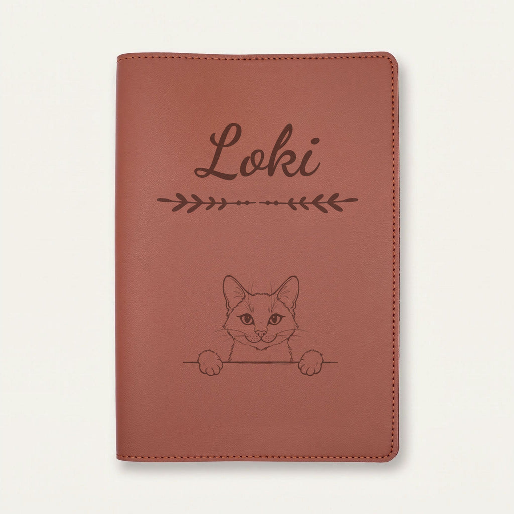 Protège carnet de santé chat personnalisé – Bleu russe — Chocolat — Flèche — gravure « Loki »