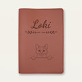 Protège carnet de santé chat personnalisé – Bleu russe — Chocolat — Flèche — gravure « Loki »