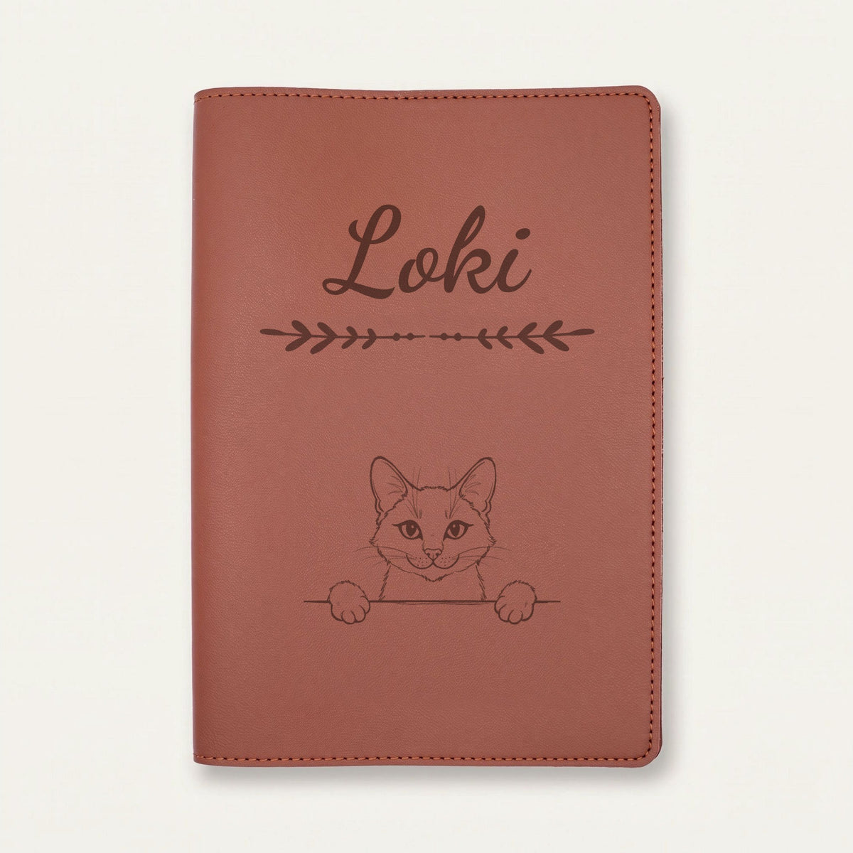 Protège carnet de santé chat personnalisé – Bleu russe — Chocolat — Flèche — gravure « Loki »