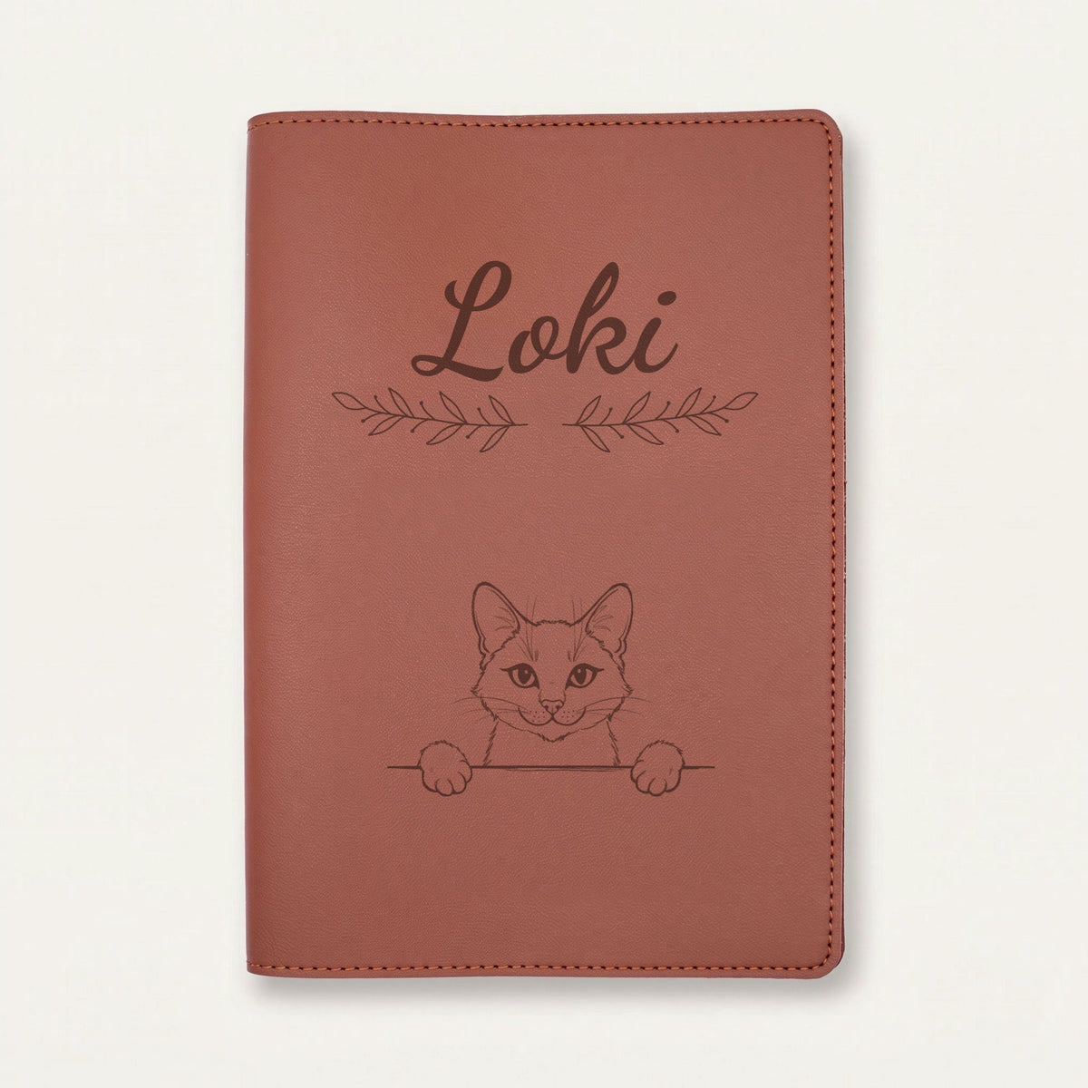 Protège carnet de santé chat personnalisé – Bleu russe — Chocolat — Rameaux — gravure « Loki »