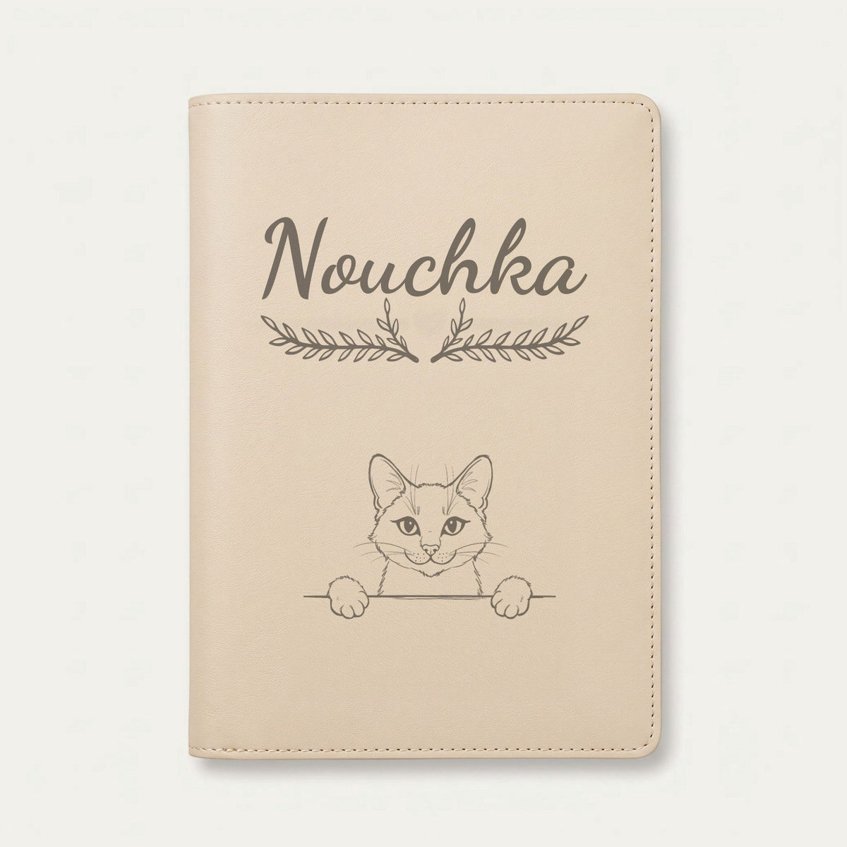 Protège carnet de santé chat personnalisé – Bleu russe — Crème vanille — Bouquet — gravure « Nouchka »