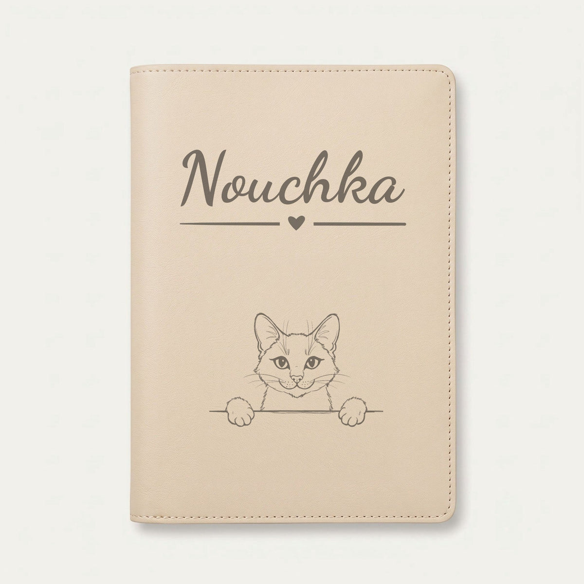 Protège carnet de santé chat personnalisé – Bleu russe — Crème vanille — Cœur — gravure « Nouchka »