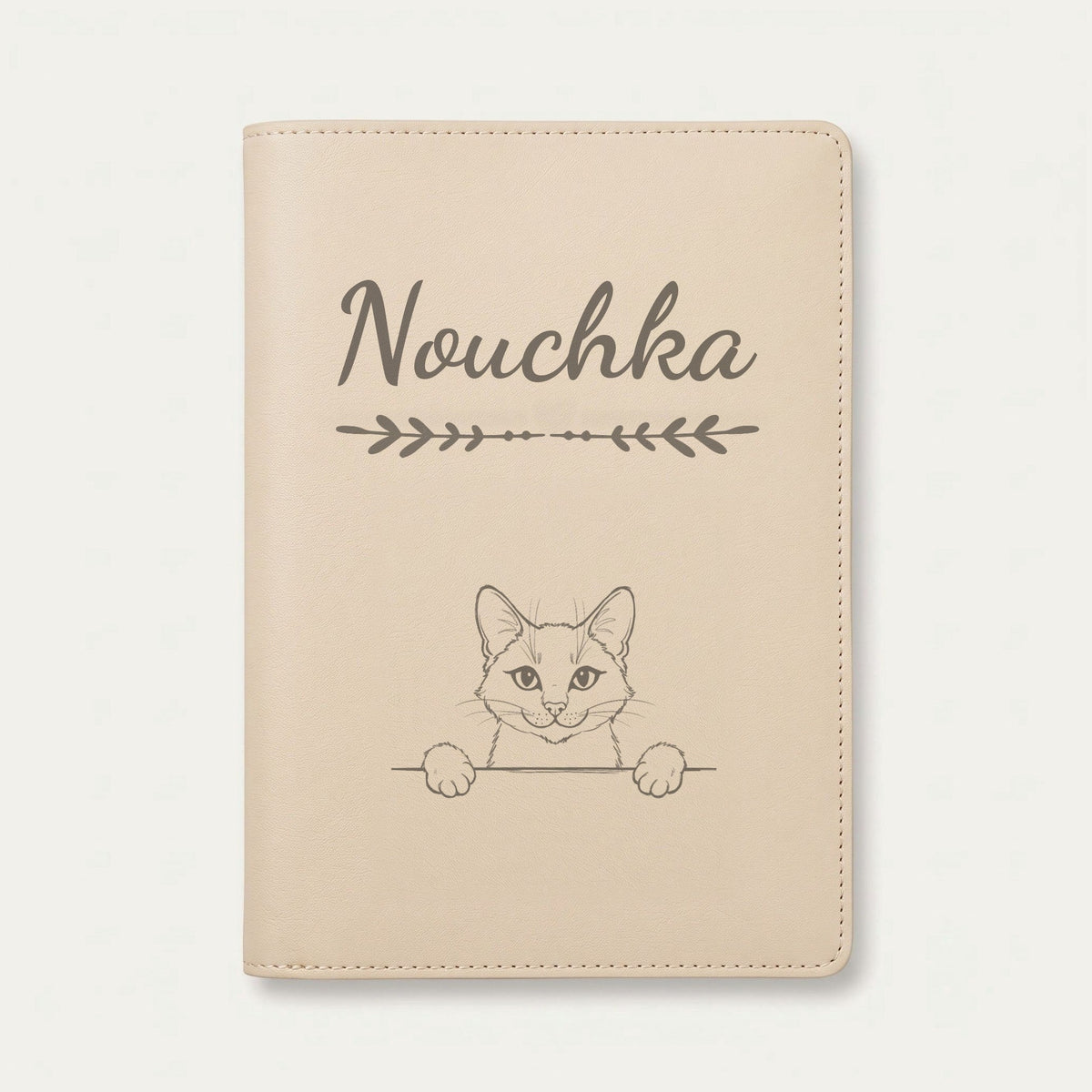 Protège carnet de santé chat personnalisé – Bleu russe — Crème vanille — Flèche — gravure « Nouchka »