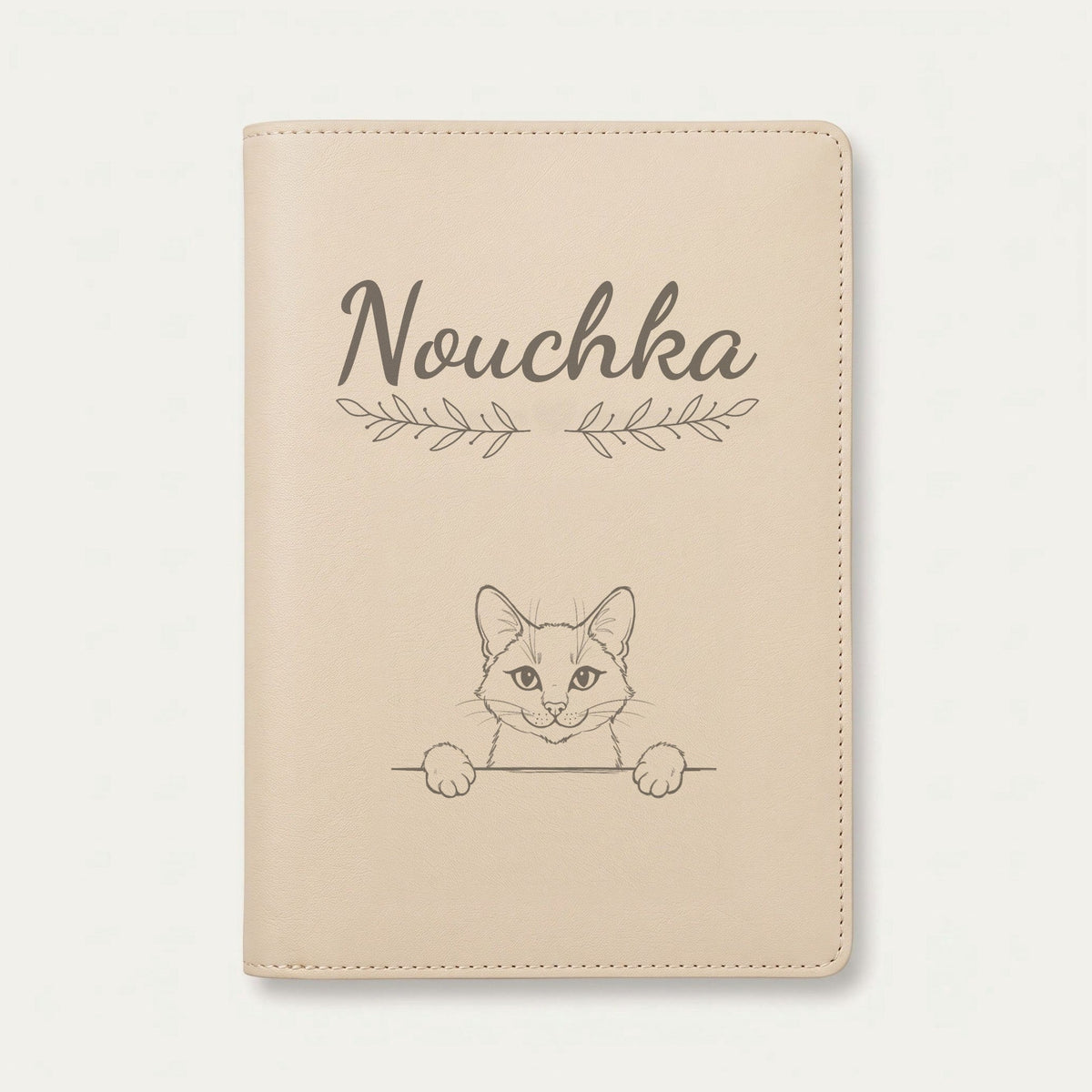 Protège carnet de santé chat personnalisé – Bleu russe — Crème vanille — Rameaux — gravure « Nouchka »
