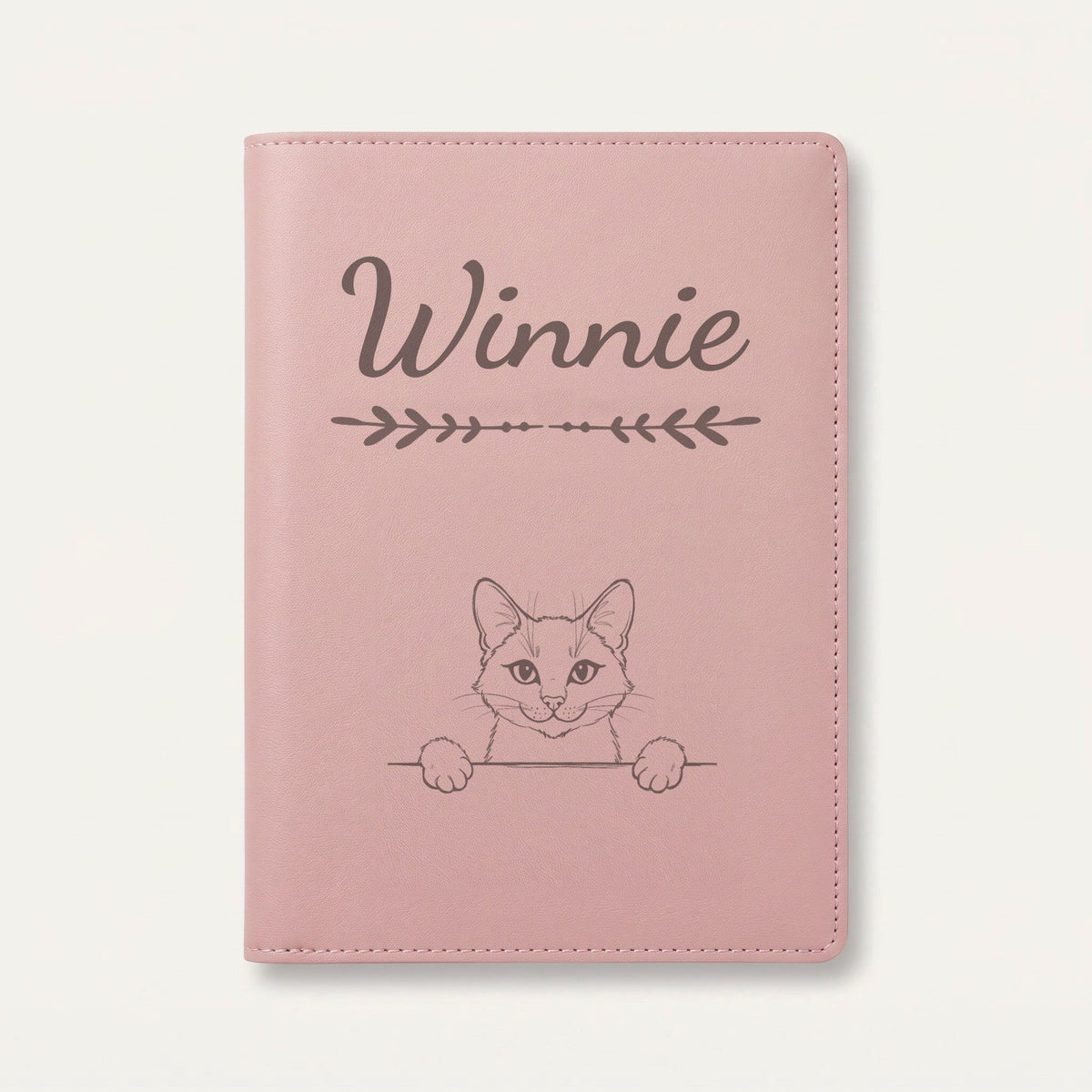 Protège carnet de santé chat personnalisé – Bleu russe — Rose dragée — Flèche — gravure « Winnie »