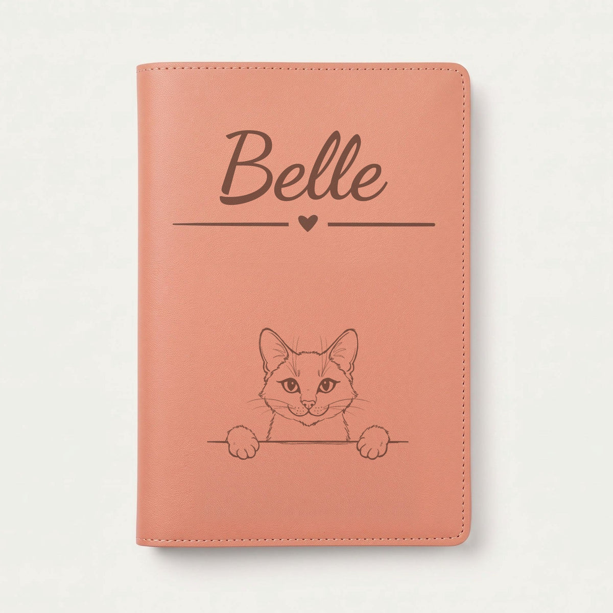 Protège carnet de santé chat personnalisé – Bleu russe — Terracotta — Cœur — gravure « Belle »