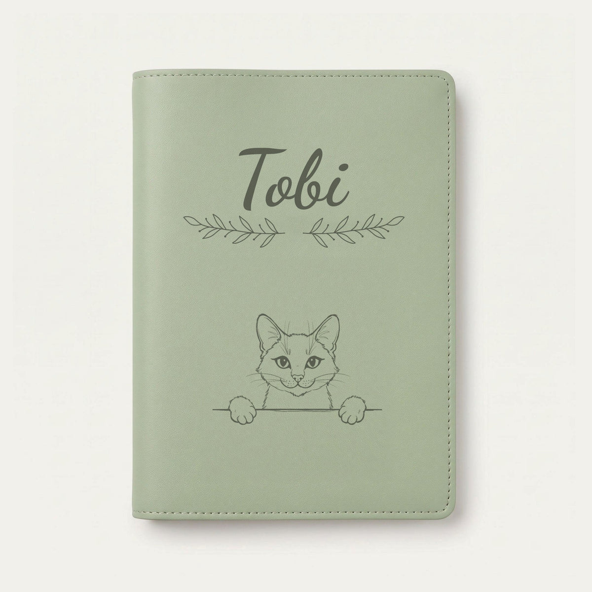 Protège carnet de santé chat personnalisé – Bleu russe — Vert sauge — Rameaux — gravure « Tobi »