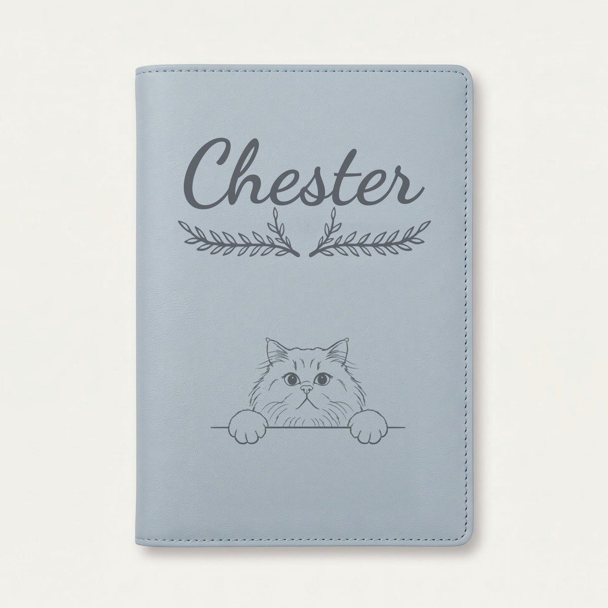 Protège carnet de santé chat personnalisé – British longhair — Bleu nuage — Bouquet — gravure « Chester »