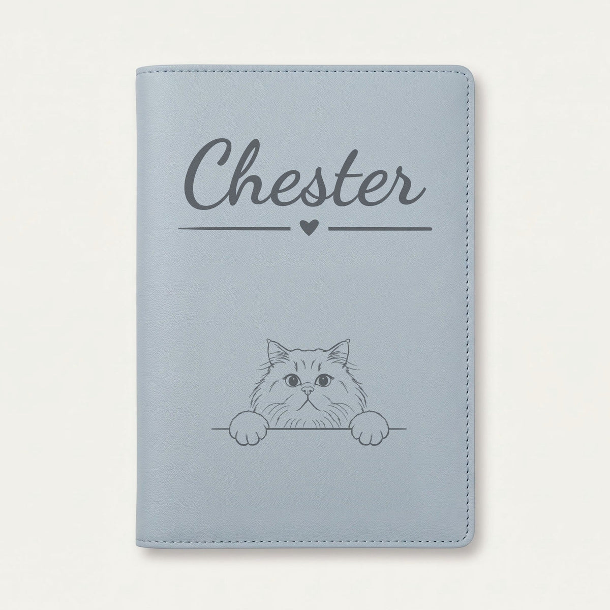 Protège carnet de santé chat personnalisé – British longhair — Bleu nuage — Cœur — gravure « Chester »